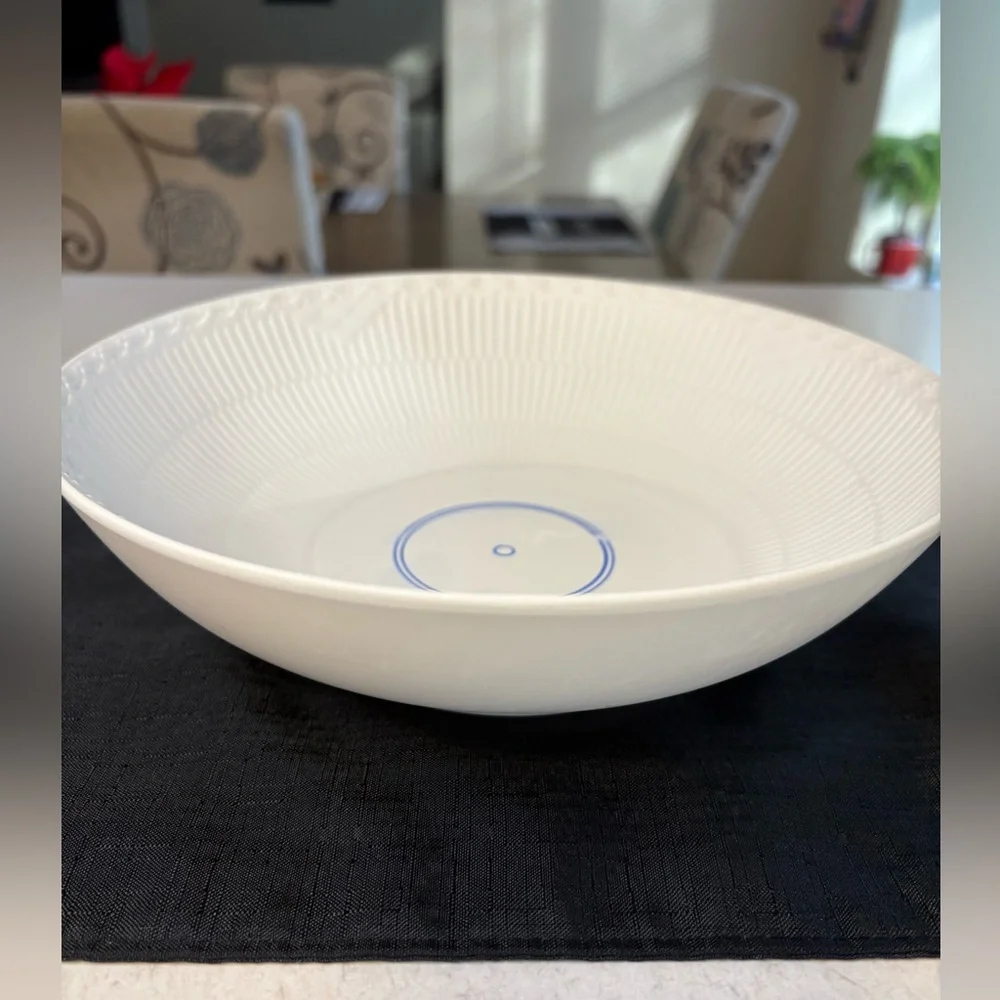 Elegant White Porcelain Bowl - Picture 3 of 6